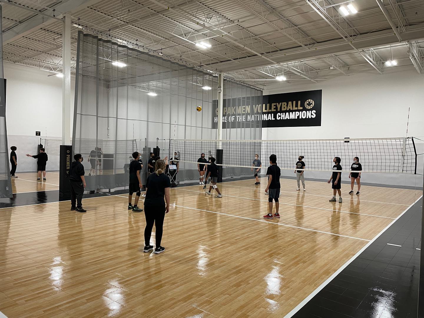 May be an image of one or more people, people playing voleyball, indoor and text that says 'PAKMEN VOLI 7 OF THE NAT INAL CHAMPIONS CHAMP'